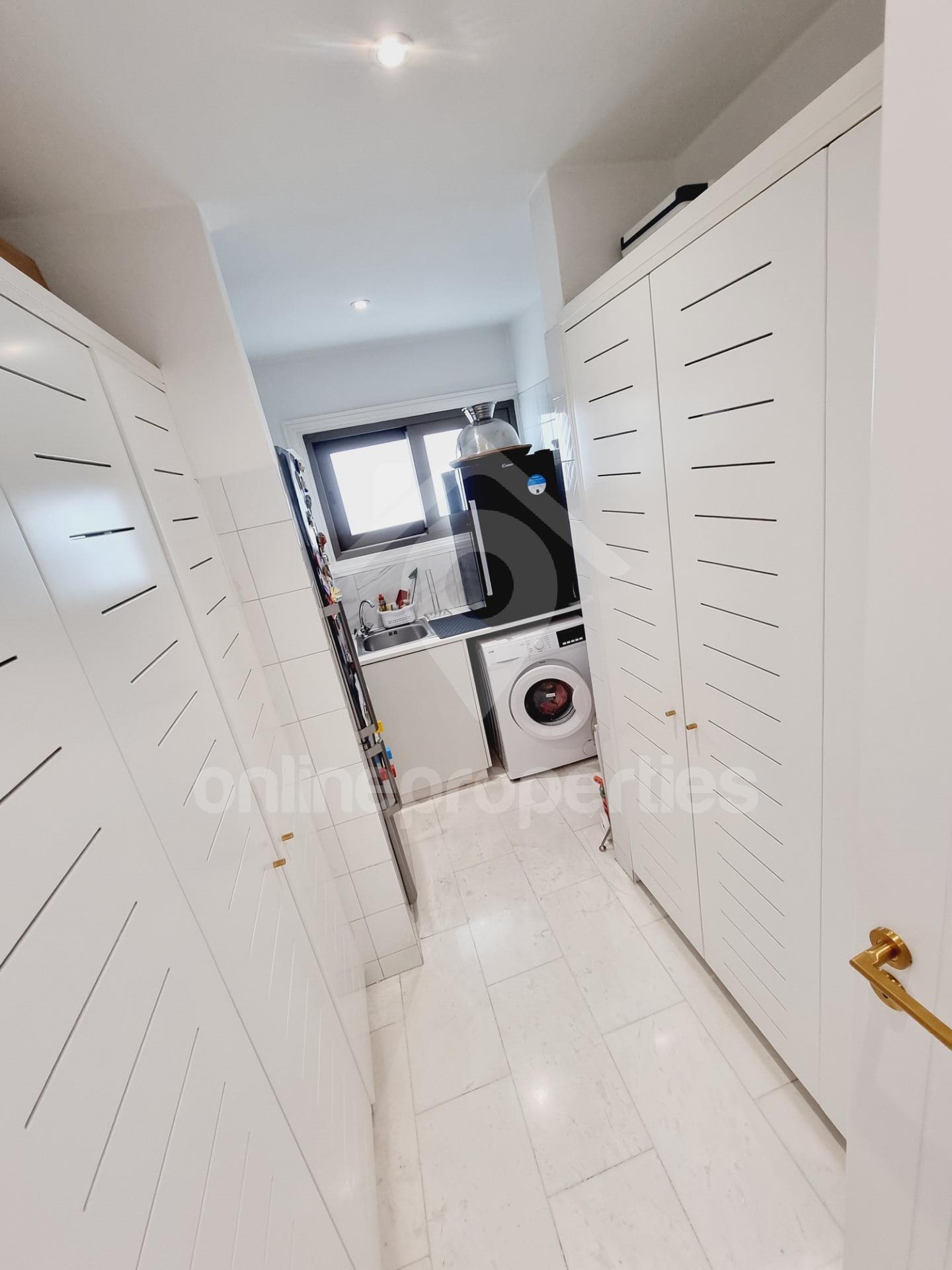 To change image, hover mouse over thumbnails below