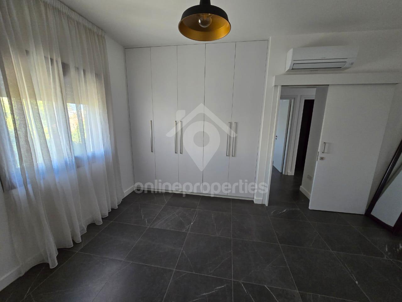 To change image, hover mouse over thumbnails below