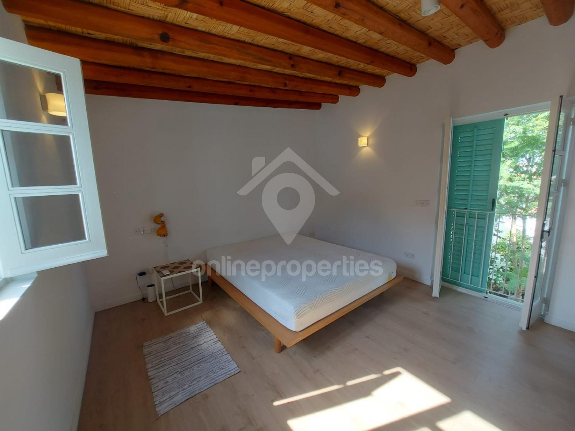 To change image, hover mouse over thumbnails below