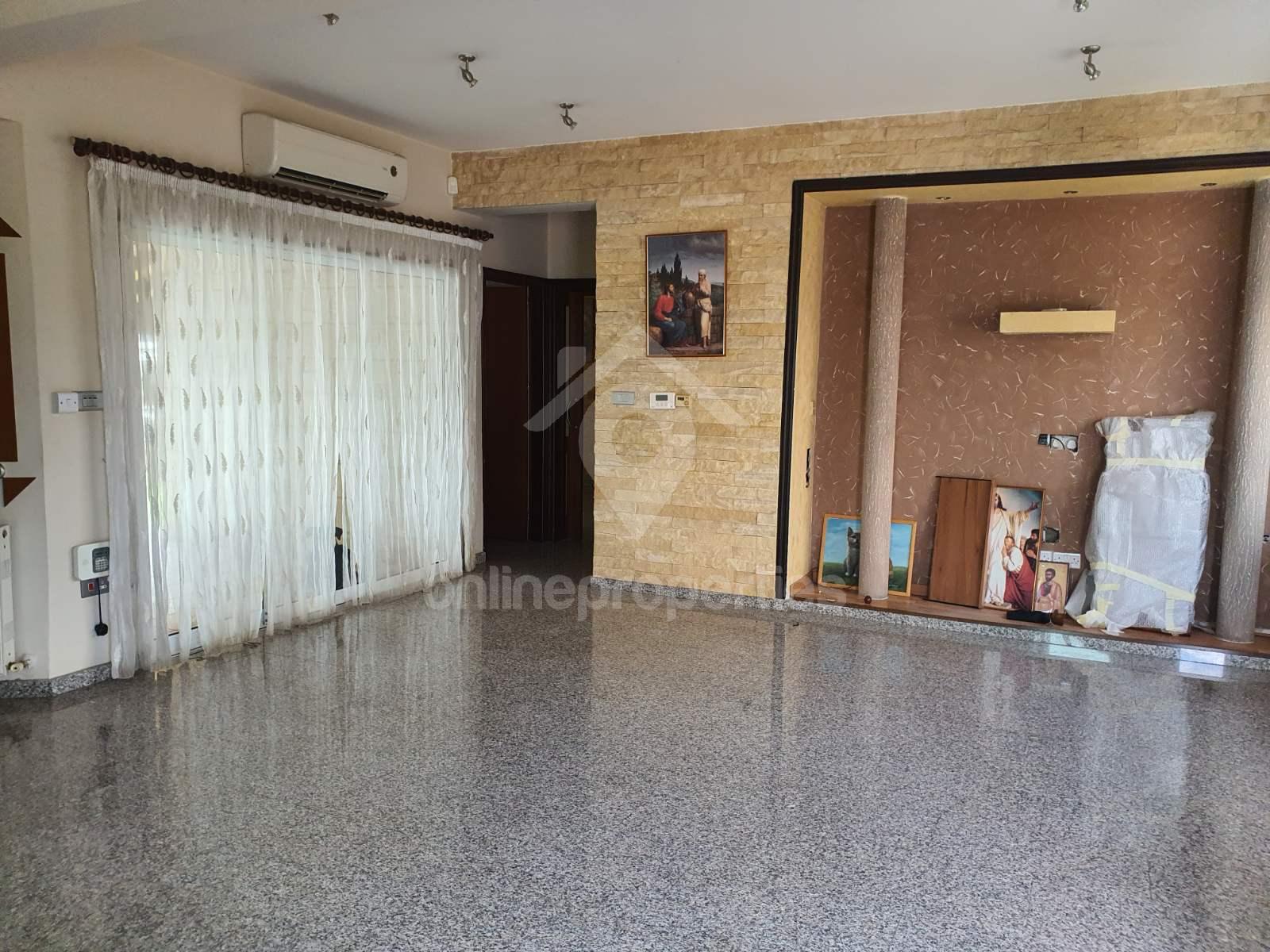 Large detached house with swimming pool