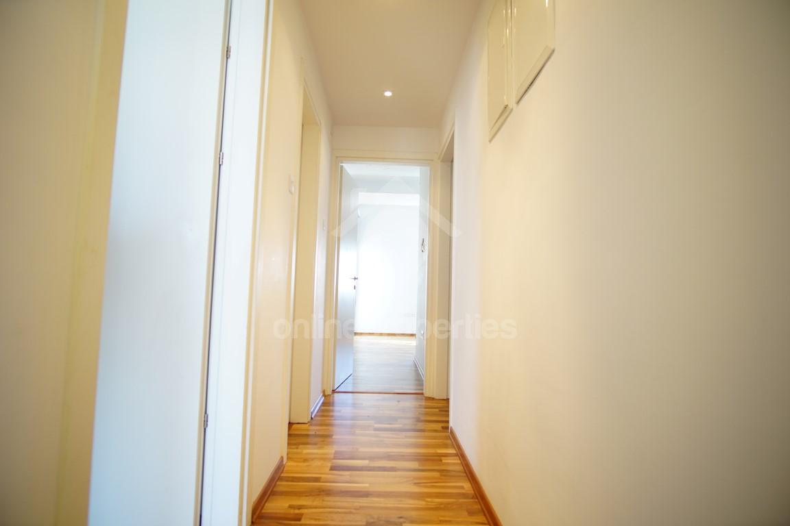 To change image, hover mouse over thumbnails below