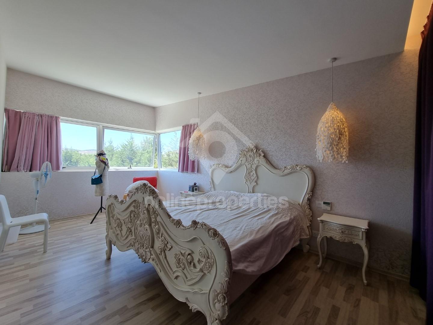 To change image, hover mouse over thumbnails below