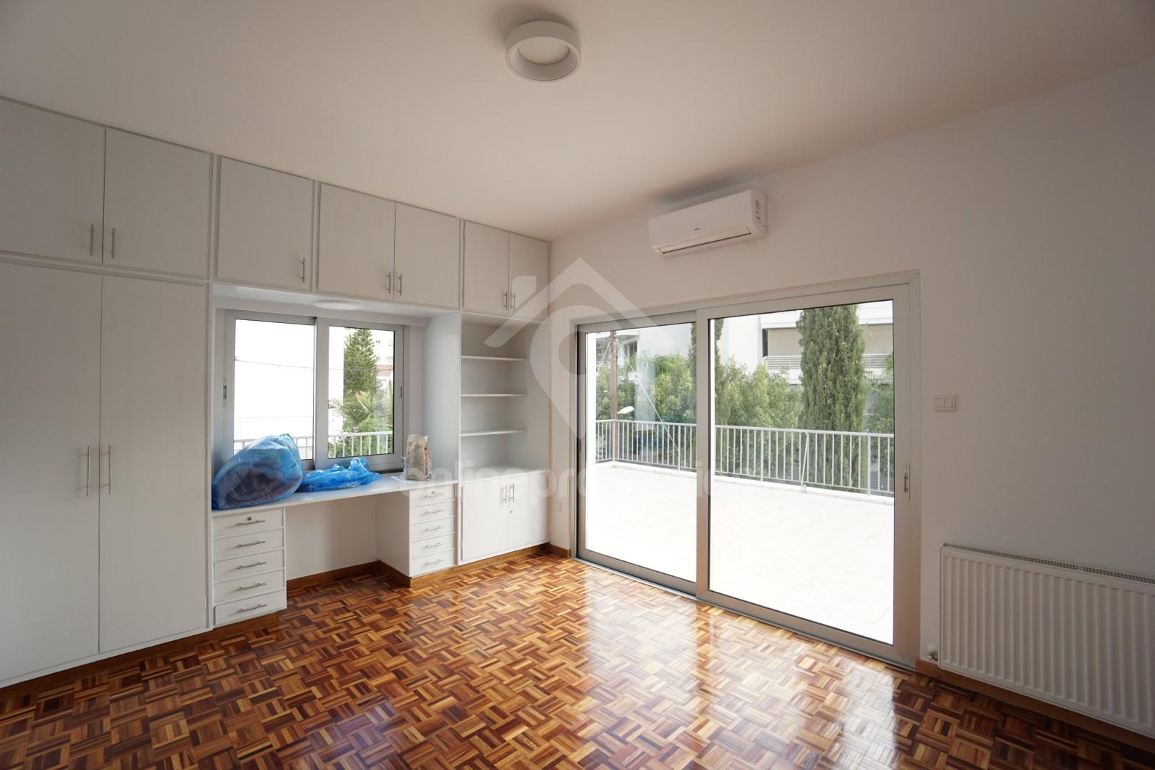 To change image, hover mouse over thumbnails below