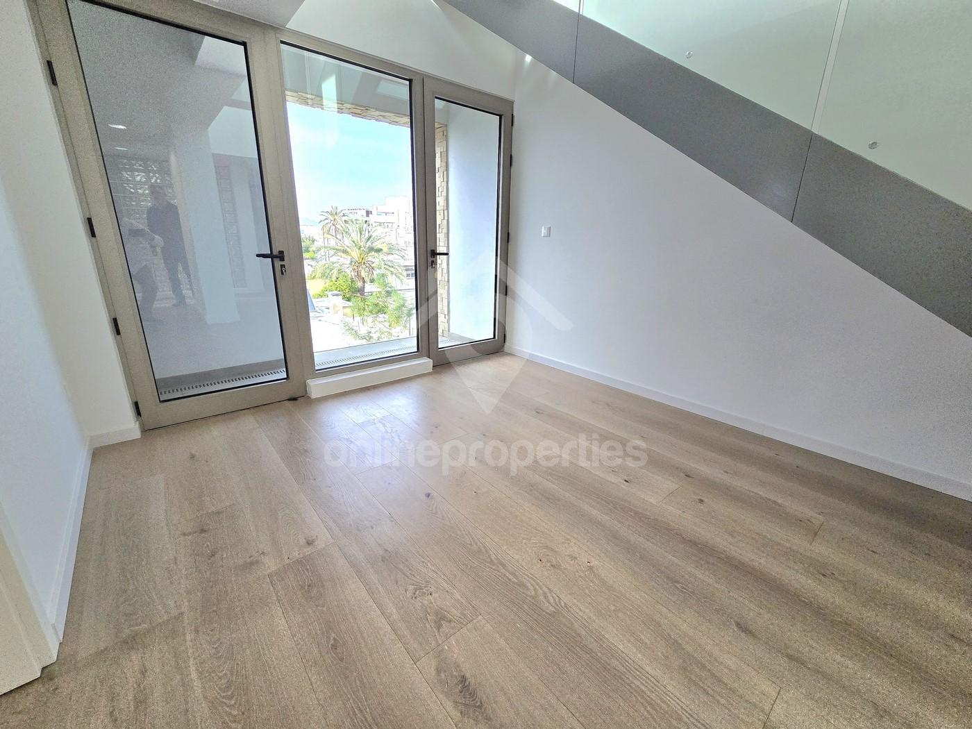 To change image, hover mouse over thumbnails below