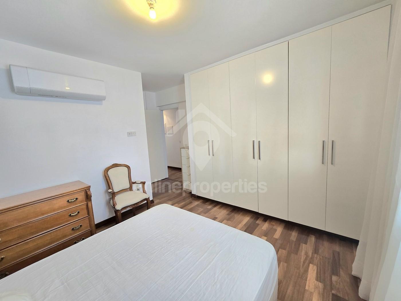 To change image, hover mouse over thumbnails below