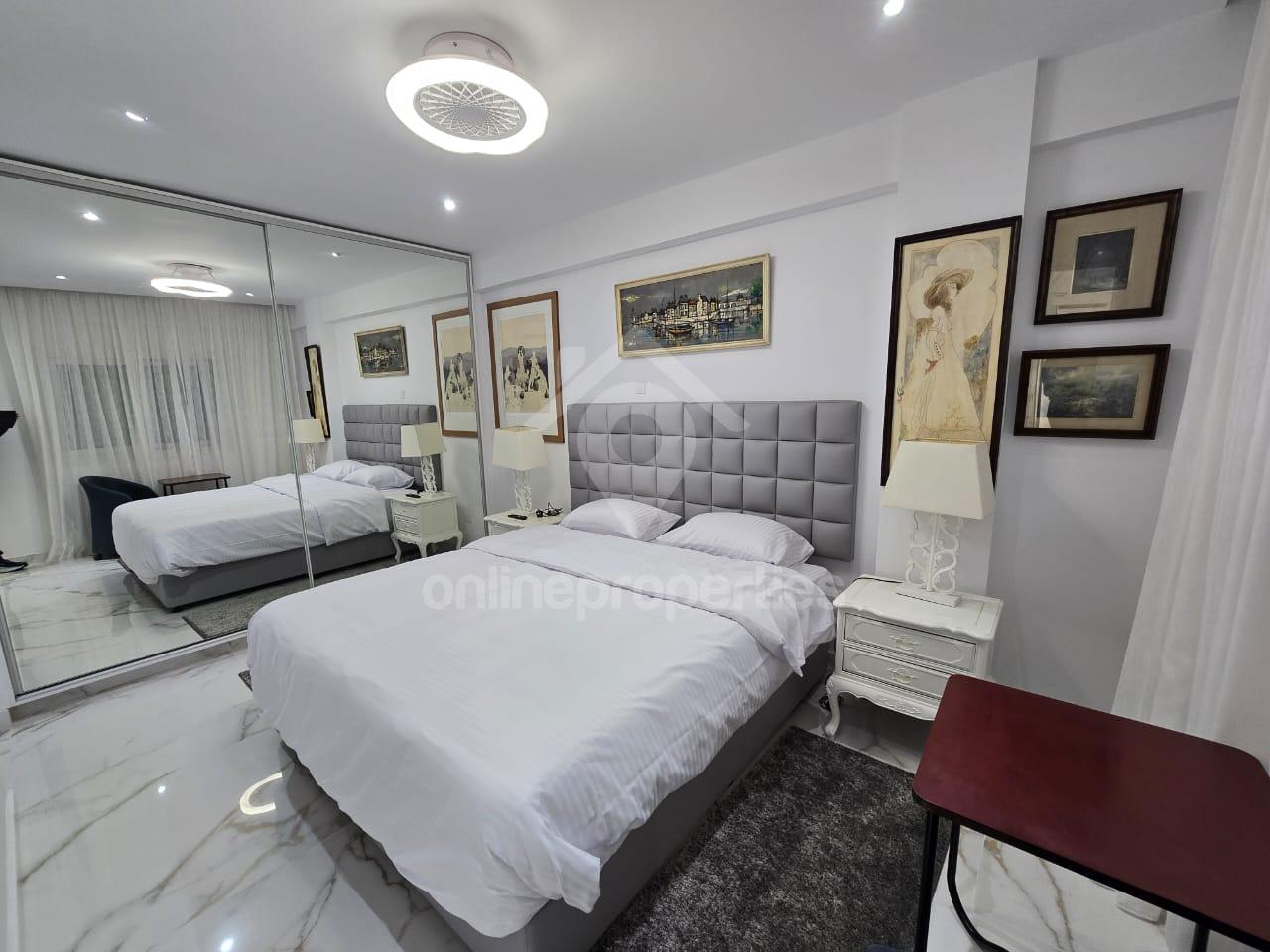 To change image, hover mouse over thumbnails below