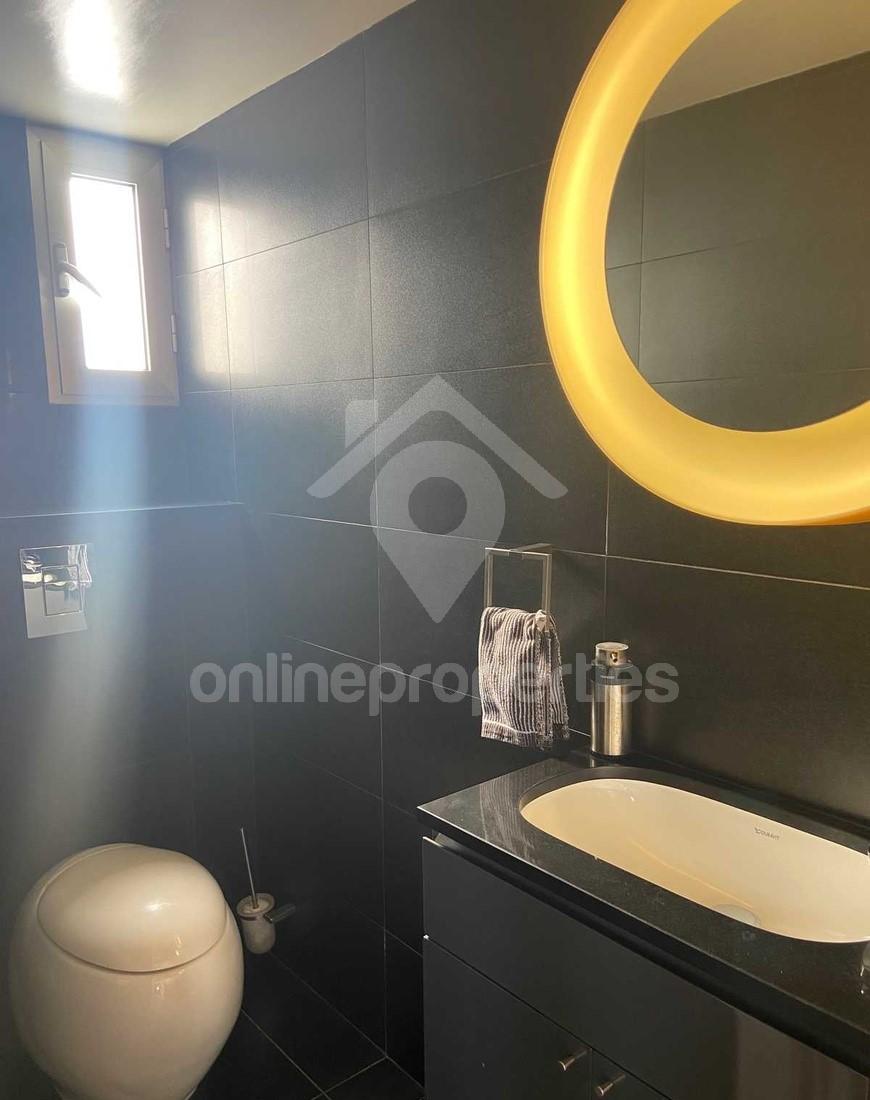 To change image, hover mouse over thumbnails below