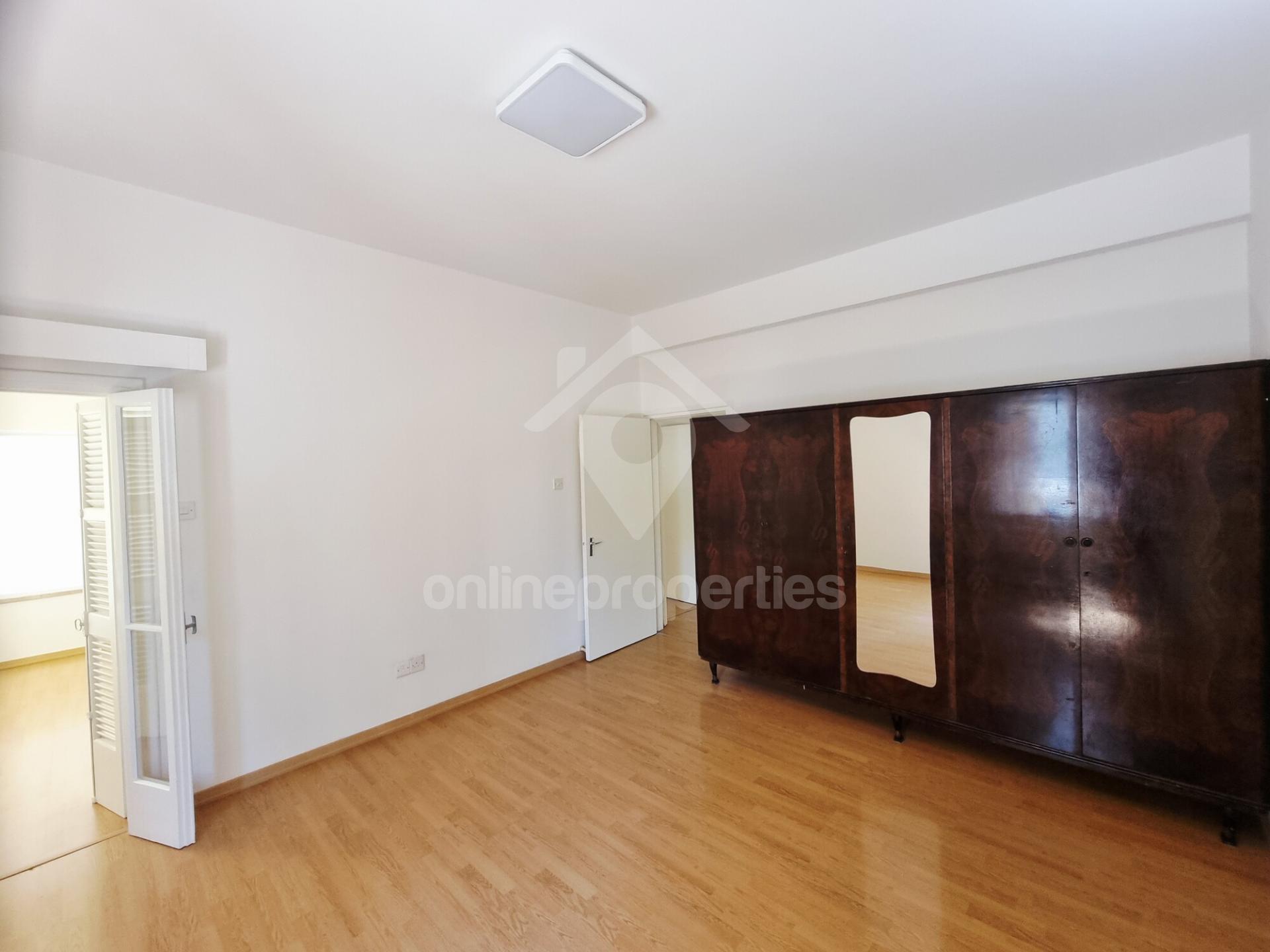 To change image, hover mouse over thumbnails below