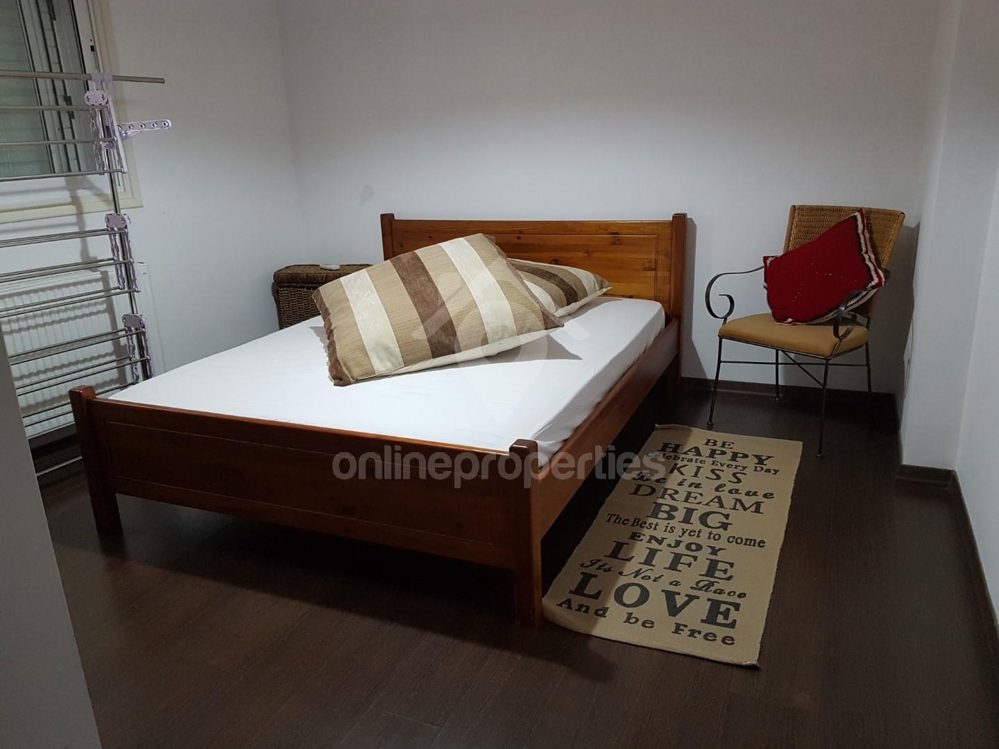 To change image, hover mouse over thumbnails below