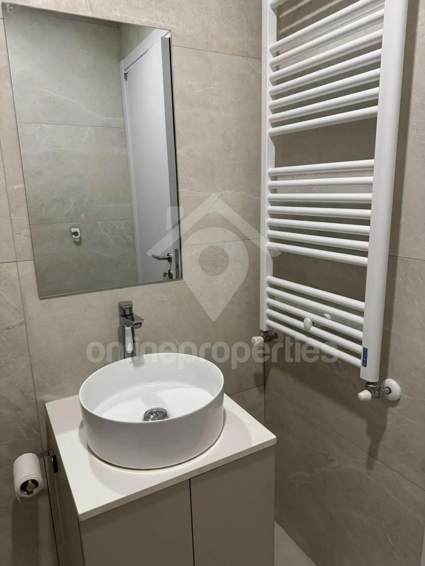 To change image, hover mouse over thumbnails below