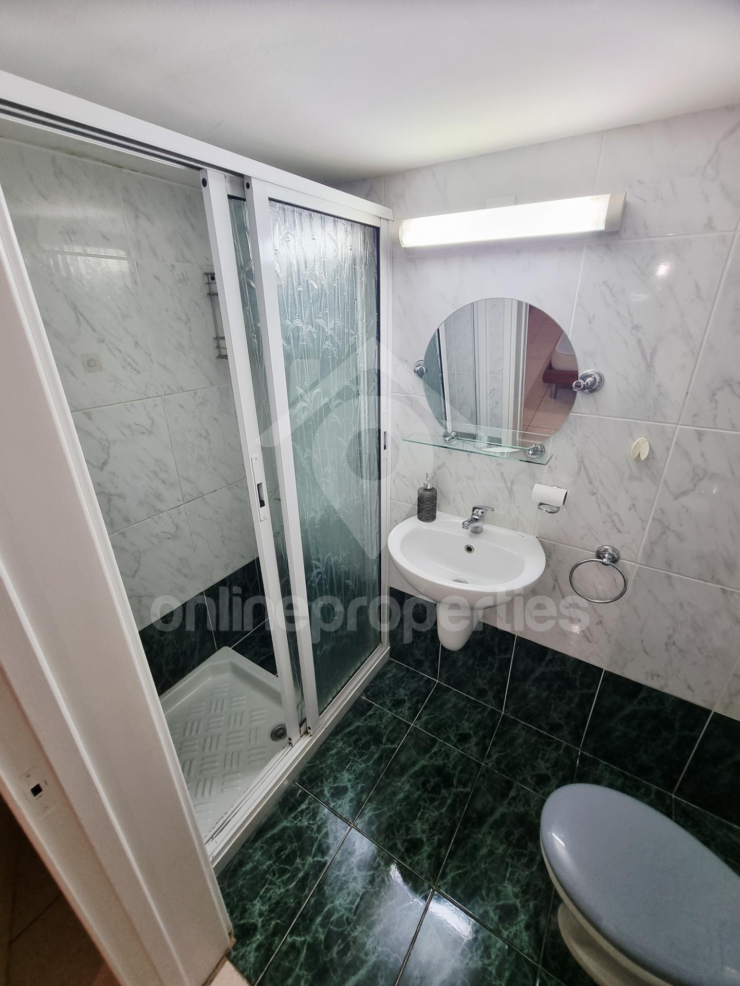 To change image, hover mouse over thumbnails below