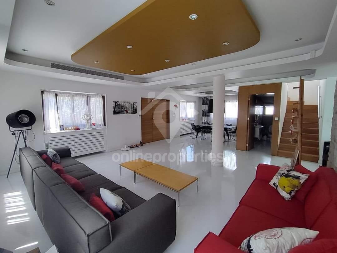 Well priced,3-bedroom detached house with swimming pool