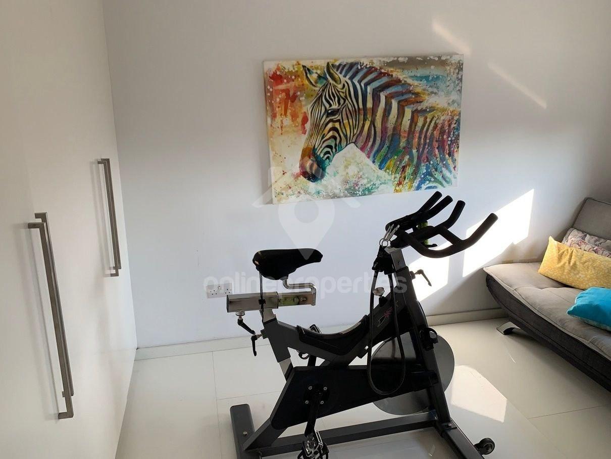 To change image, hover mouse over thumbnails below