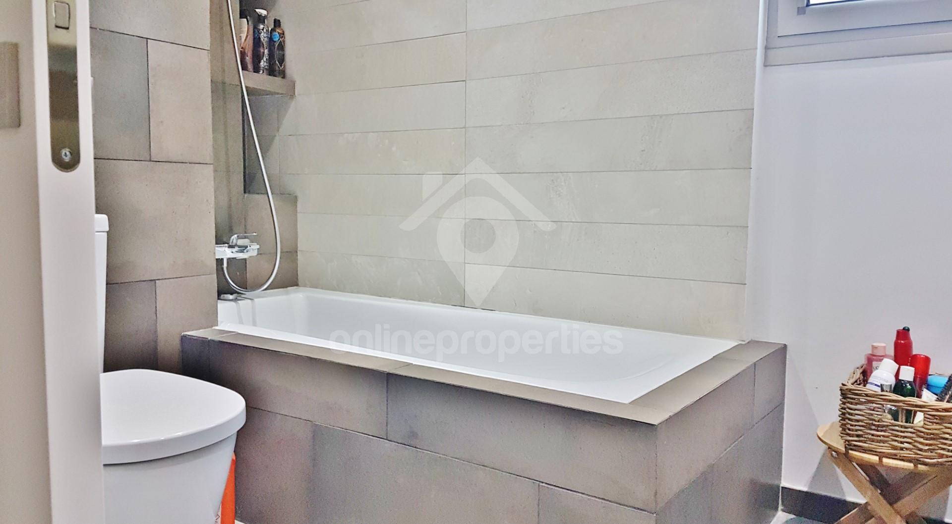 To change image, hover mouse over thumbnails below