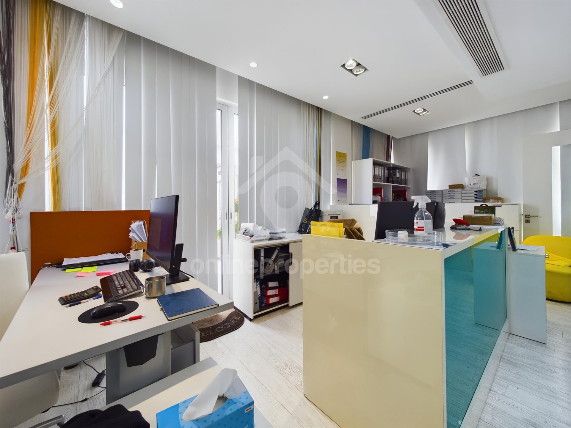 To change image, hover mouse over thumbnails below