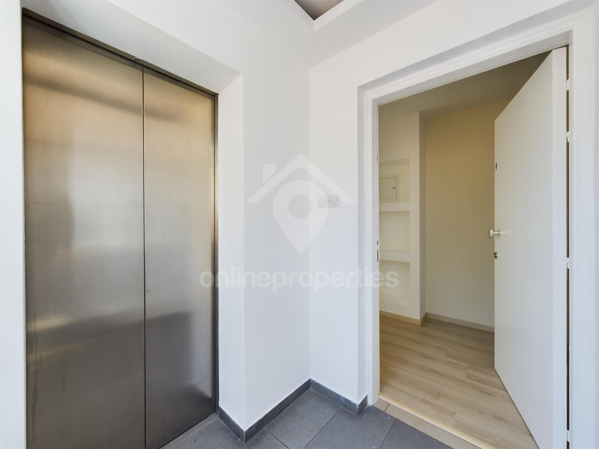 To change image, hover mouse over thumbnails below