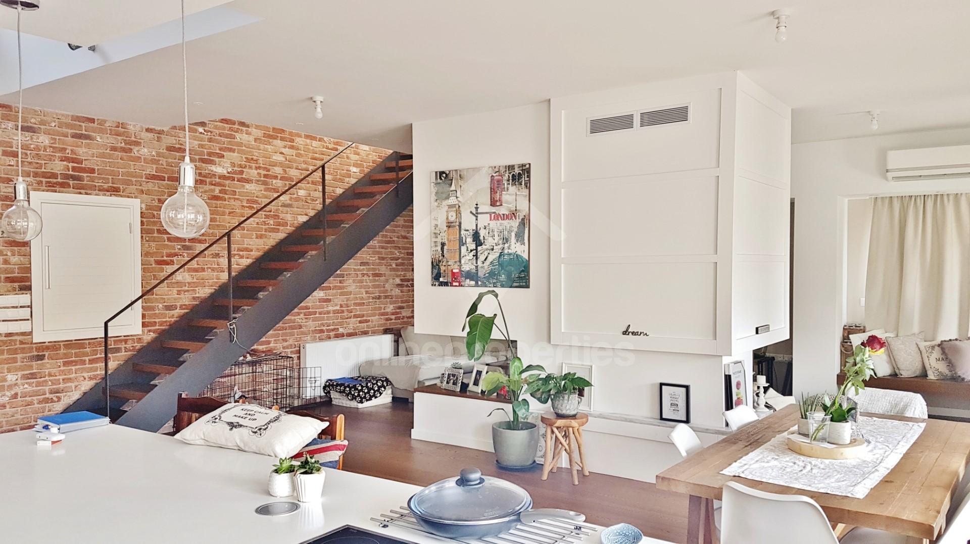 To change image, hover mouse over thumbnails below