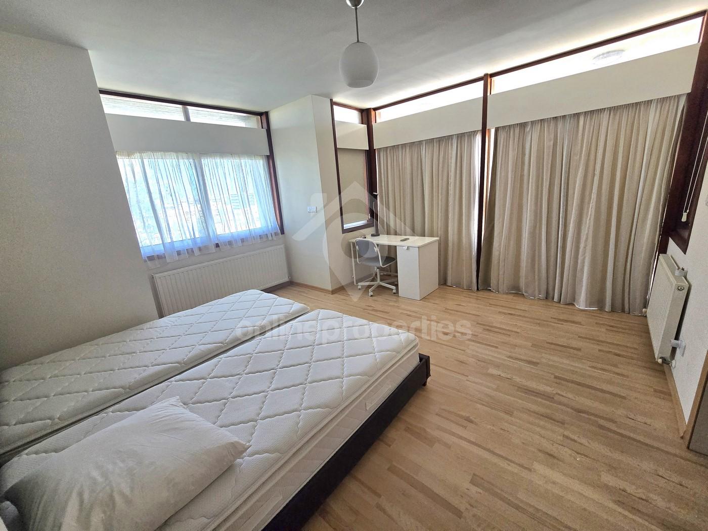 To change image, hover mouse over thumbnails below