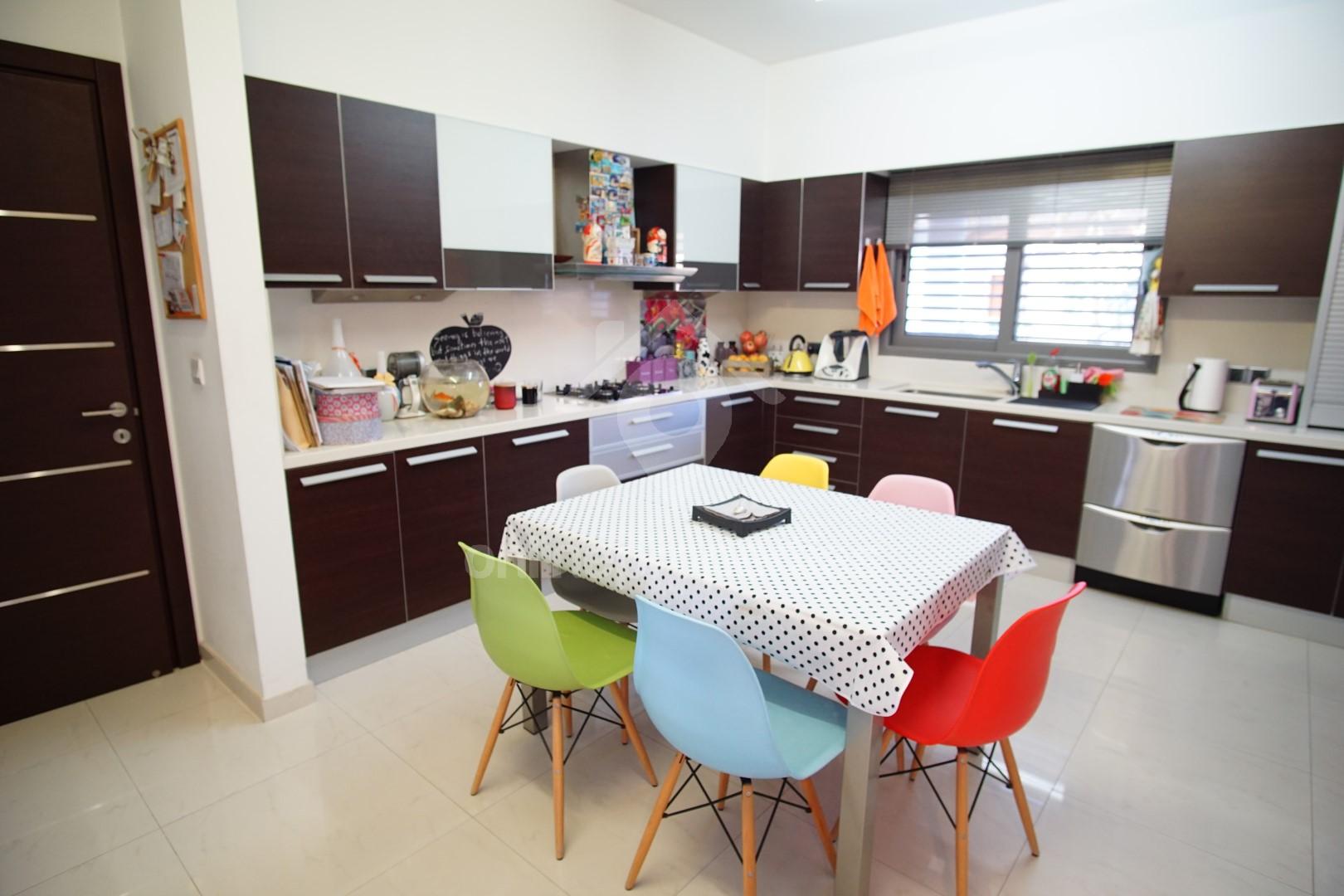 To change image, hover mouse over thumbnails below